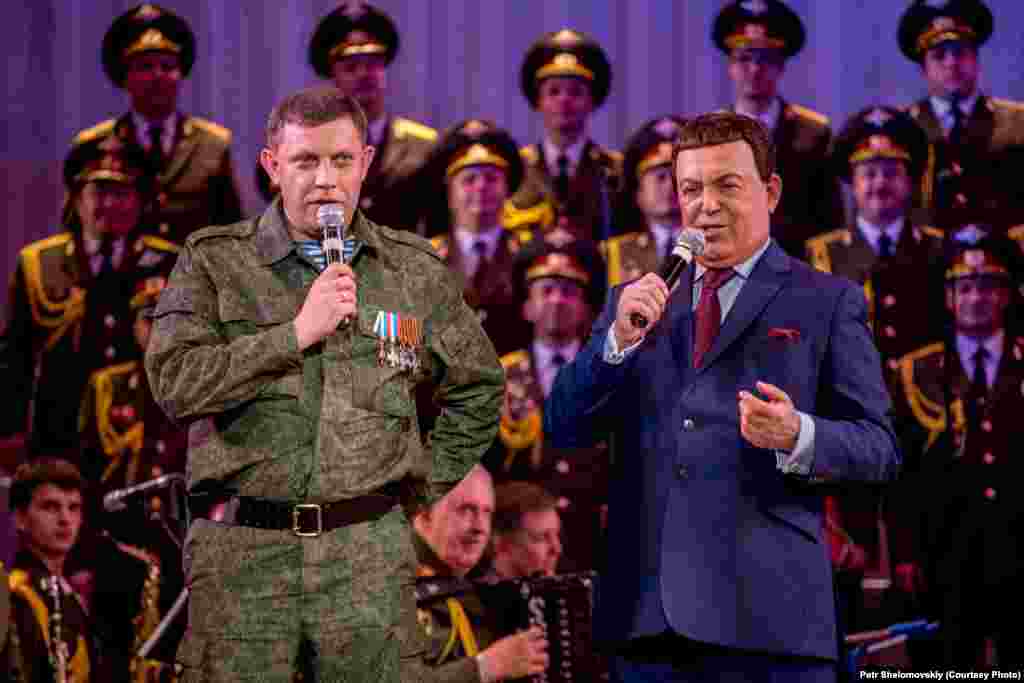 Иосиф Кобзон и Александр Захарченко поют советские песни во время концерта в Донецке, Украина. Октябрь 2014 года