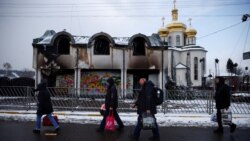 Люди покидают пострадавший от войны Ирпень. Киевская область, 8 марта 2022 года. Фото: Reuters