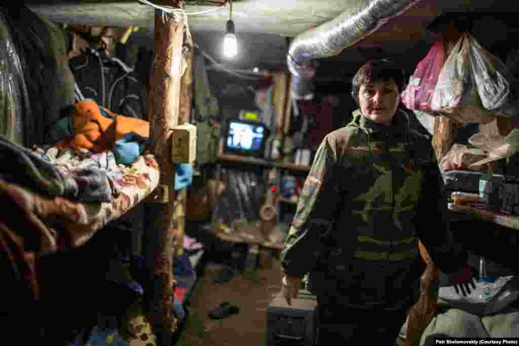 Медсестра Татьяна в бункере на КПП в Горловке. Донецк. Украина. Октябрь 2014 