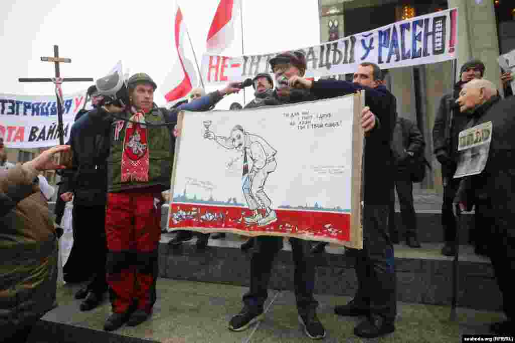 Участники акции держали плакаты с надписями "Нет – интеграции в Россию", "Нет – союзу с агрессором". На плакате с изображением человека, похожего на Лукашенко, написано: "Ты для нас и гнет, и груз, на хрен ты и твой союз"