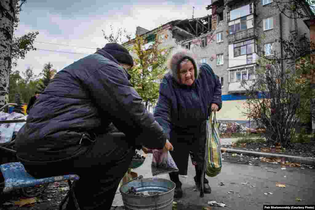 Житель Горловки - Николай - продает виноград, который он выращивает в своем саду. Население возврашается в свои дома, но найти работу очень сложно. Горловка. Украина. Октябрь 2014